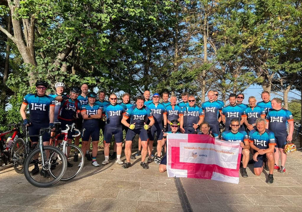 Mensen van Harwig Installatietechniek fietsen voor het goede doel: zieke kinderen van het Beatrix Maxime Ziekenhuis.
